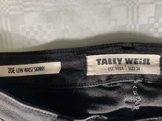 Tally Weijl Jeans: 1 Damen-Jeans, Gr. 34, schwarz+Rosen – Usato da Richterswil venduto da Hausi12 2