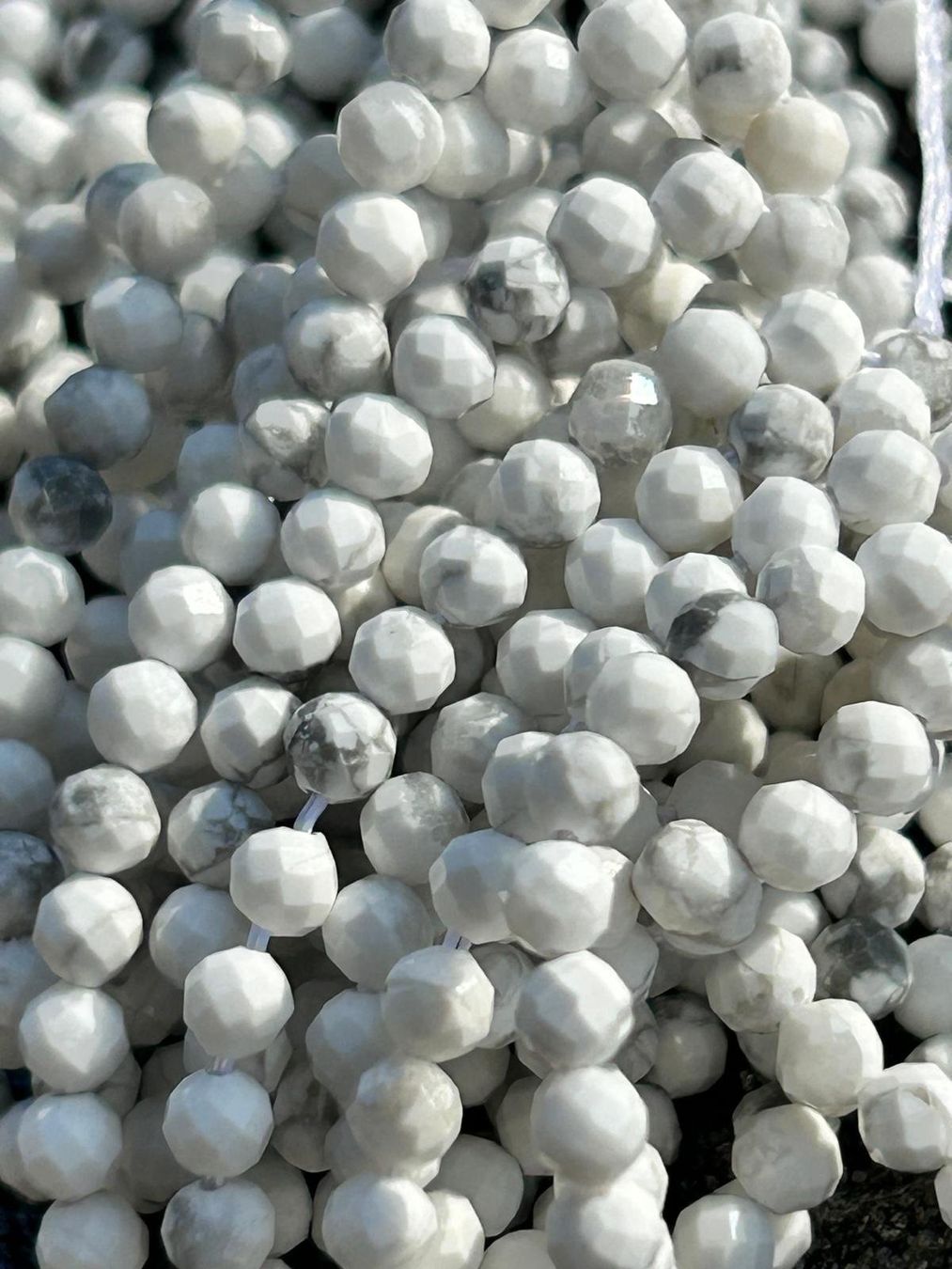 Edelsteine: Strang echte facettierte Howlite Kugeln 1,5 mm – Neu und originalverpackt aus Niederrohrdorf von Ytobi 2