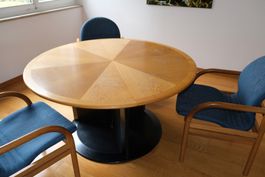 Runder, ausziehbarer Esstisch mit 6 Sesseln