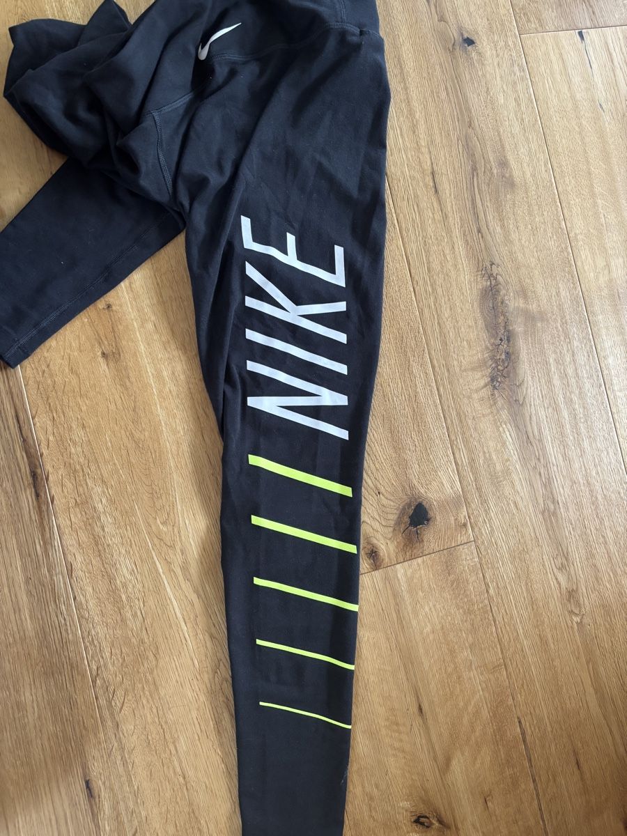 Nike Leggings: Nike Leggis Damen mit Neon Details – Usato da Flums Hochwiese venduto da sluechi