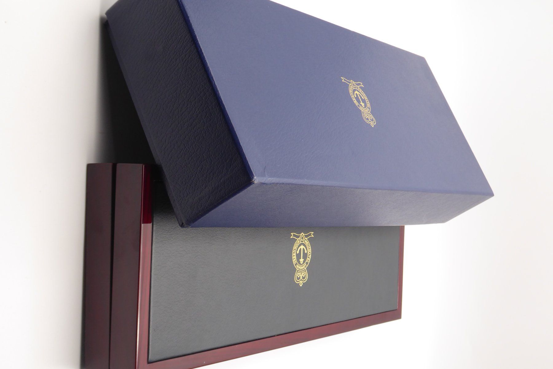 Uhrenboxen: Arnold & Son box for watch – Gebraucht aus Geneve von adr_xk6n 7