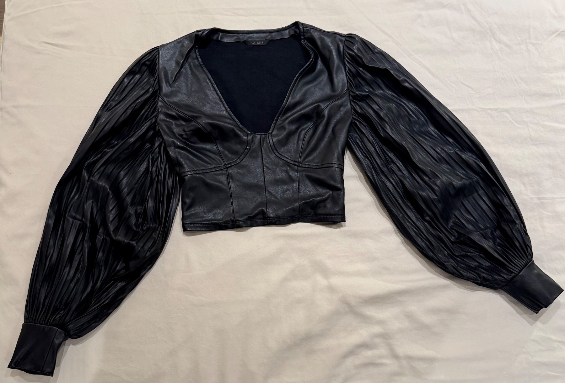 Guess Top: Guess Kunstleder-Crop-Top mit Puffärmeln – Nuovo (secondo la descrizione) da Feusisberg venduto da royi16 4