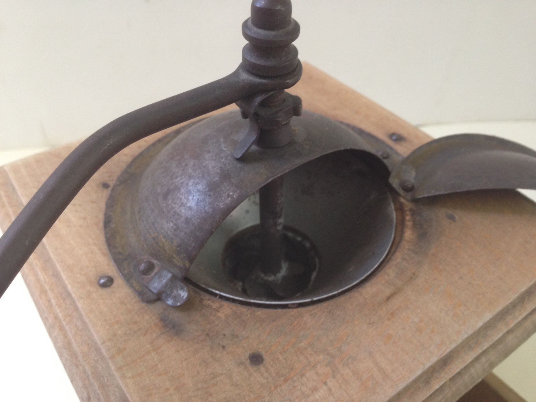 Elettrodomestici da cucina: Alte Kaffeemühle mit Deckel – Usato da Schaffhausen venduto da vintageville 6