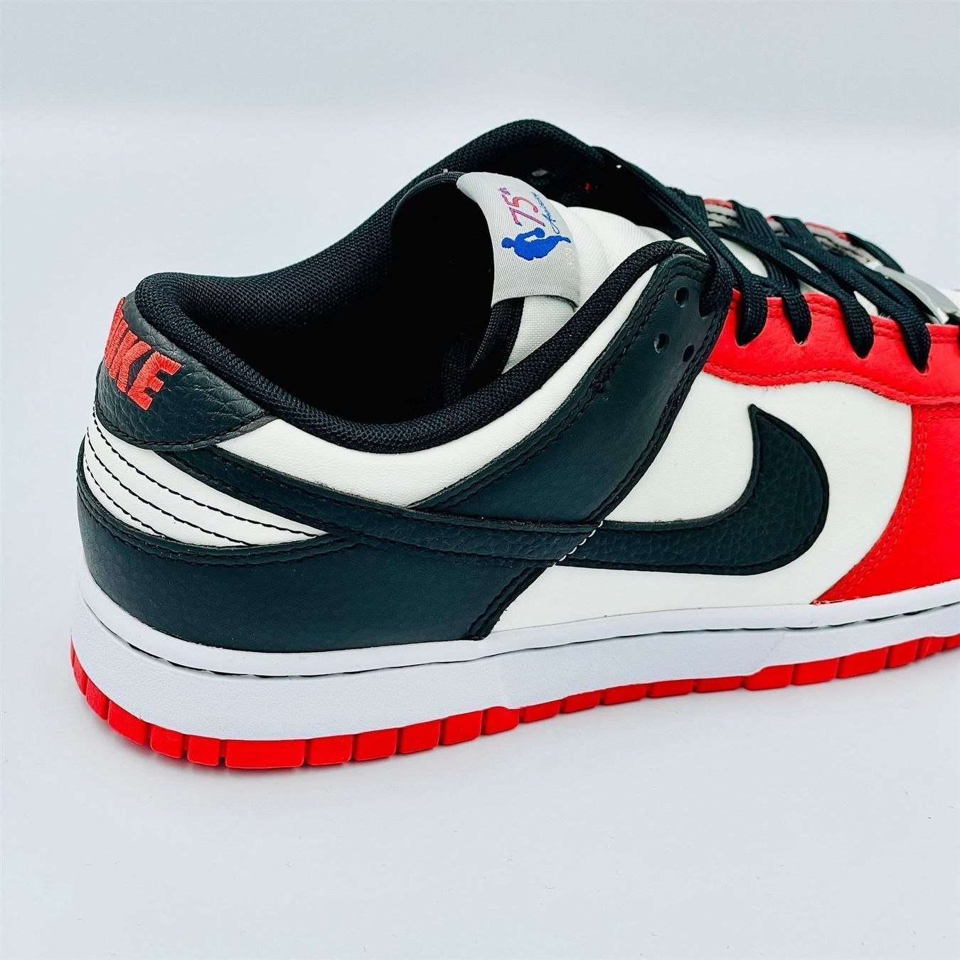 Nike Scarpe da uomo: Nike Dunk Low EMB NBA EU 44 – Nuovo e nell'imballaggio originale da Erlinsbach venduto da sasneakers 4