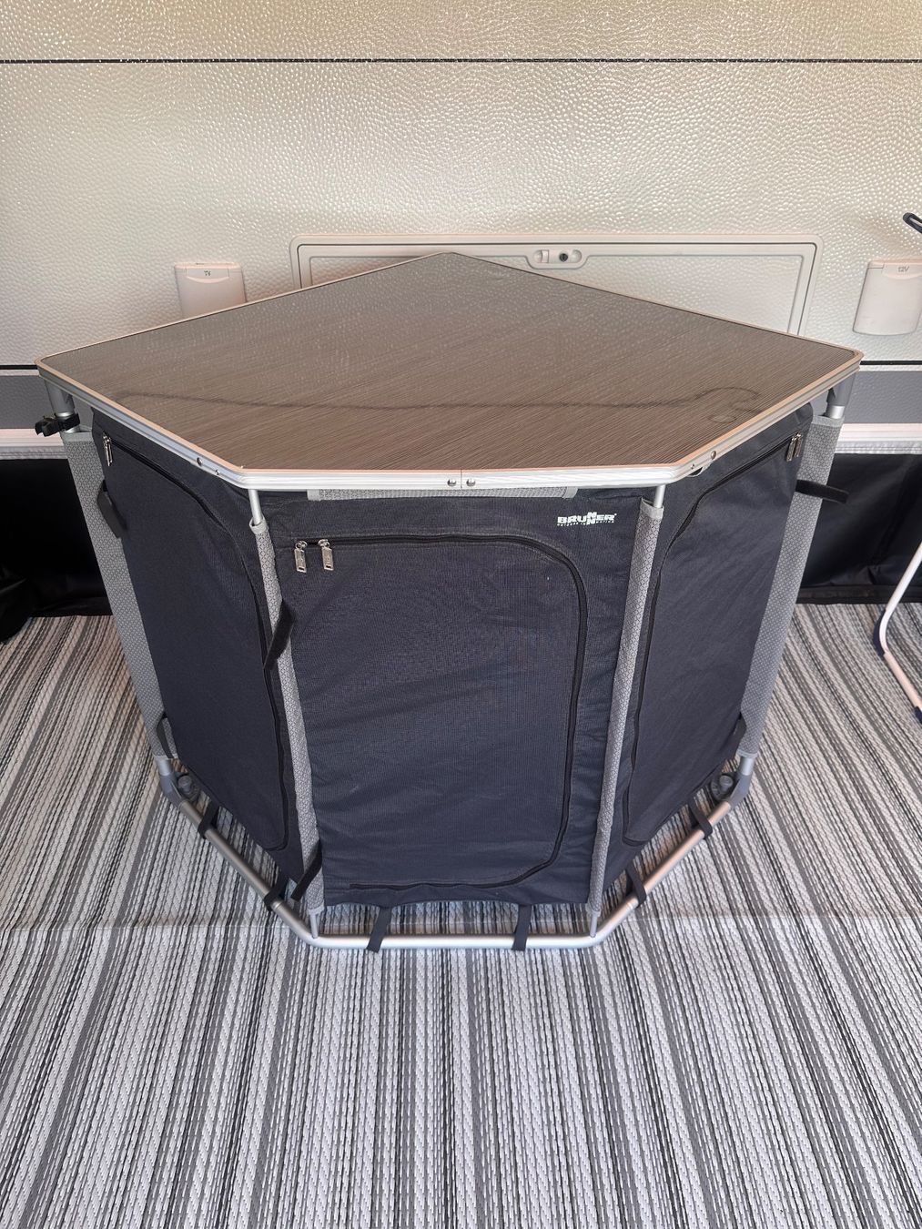 Schränke: Brunner Camping Eckschrank mit Ablagefläche – Gebraucht aus Dintikon von S2k_black_Widow