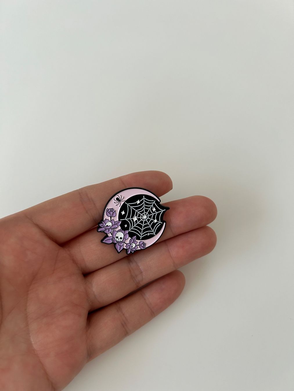 Placchette & Badge: Pin - Rose and Spider- New – Nuovo (secondo la descrizione) da Basel venduto da lau_982w 2