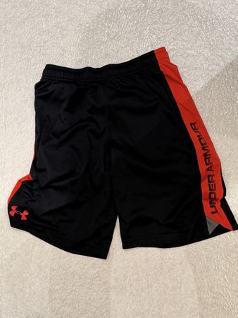 Under Armour Sport Shorts, YLG, schwarz/rot, Top Zustand!