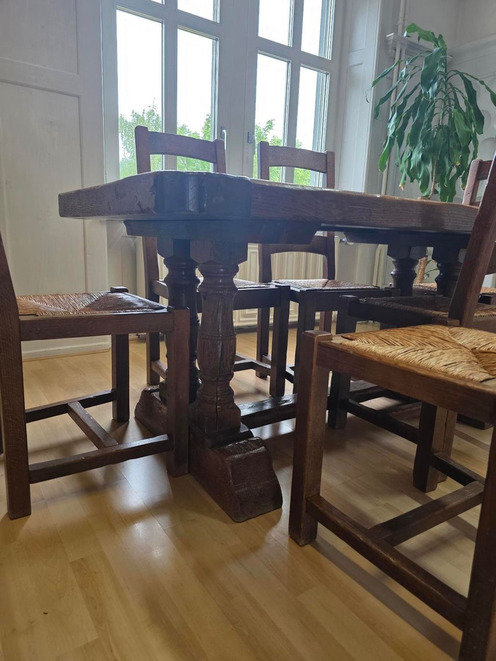 Set di tavolo e panche: Antiker Esstisch mit 9 Stühlen - Massiv! – Usato da Sissach venduto da ZuercherTechnikAG 1