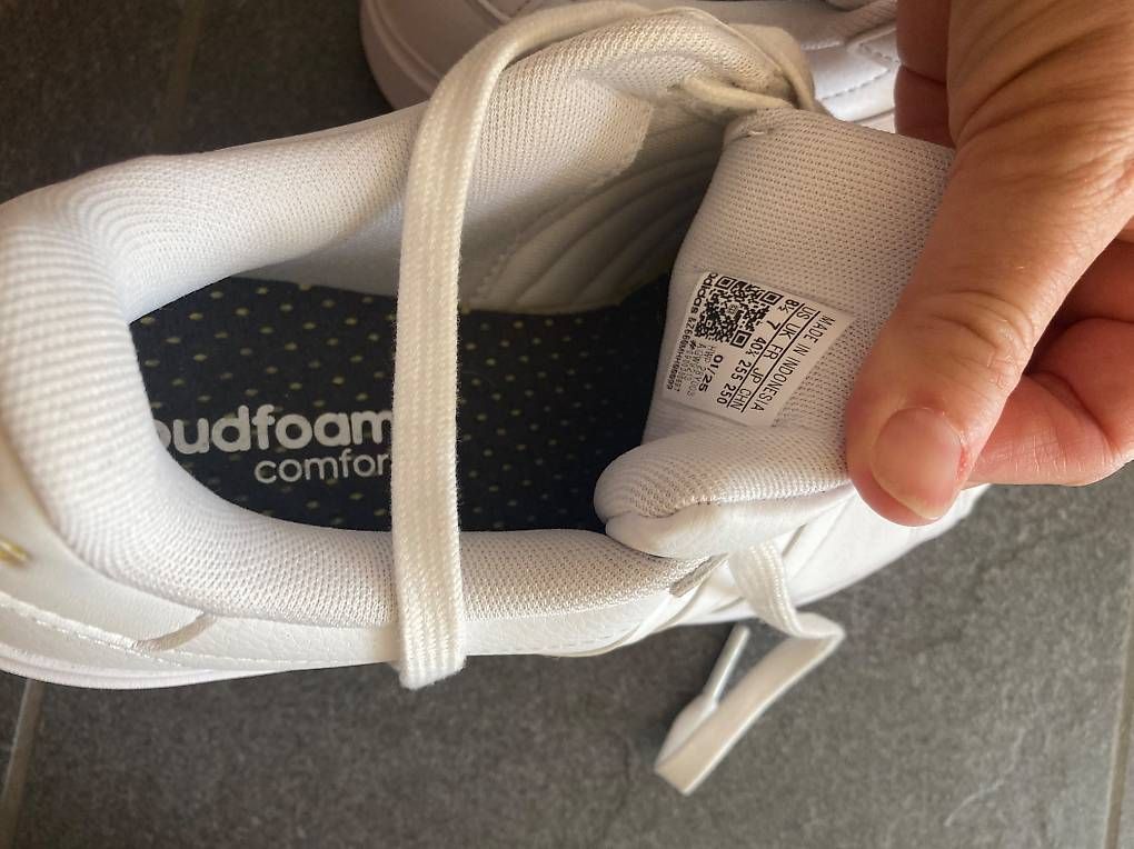Adidas Damenschuhe: fabrikneue Adidas Turnschuhe, cloudfoam, Gr. 40.5 – Gebraucht aus Otelfingen von pat_8jmb 2