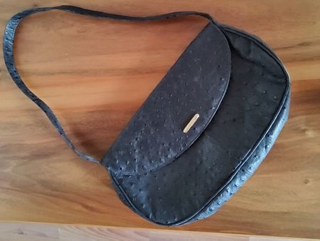 Kleine schwarze Ledertasche mit kurzen Henkel