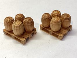 2 ältere Spielzeug Palette mit 8 Fässern Holz