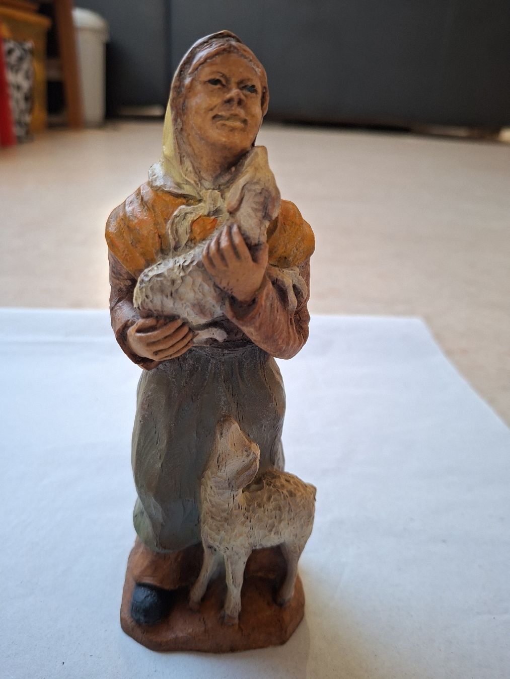 Figuren: Krippefigur Frau mit Lamm handgeschnitzt ca. 18 cm – Gebraucht aus Klingnau von vollmond36