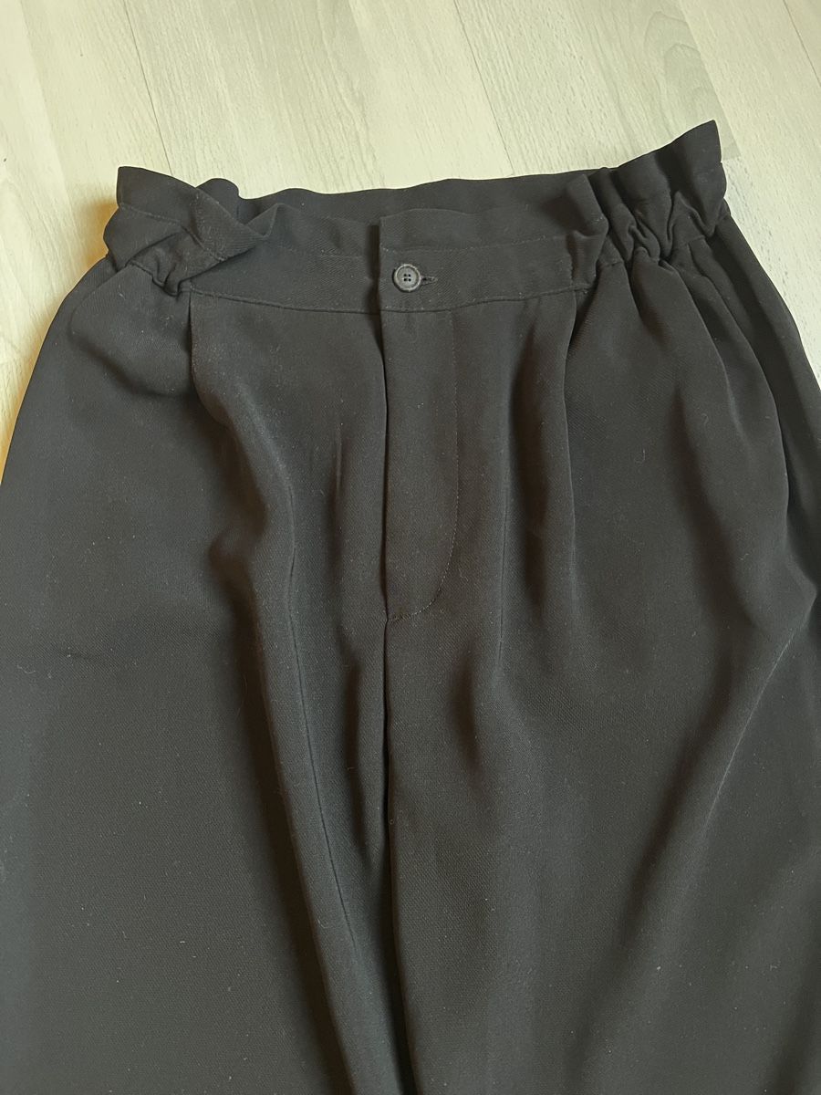 Pantaloni: Schwarze Stoffhose mit Gummizugbund - Grösse M  – Usato da Bern venduto da fla_yj25 1