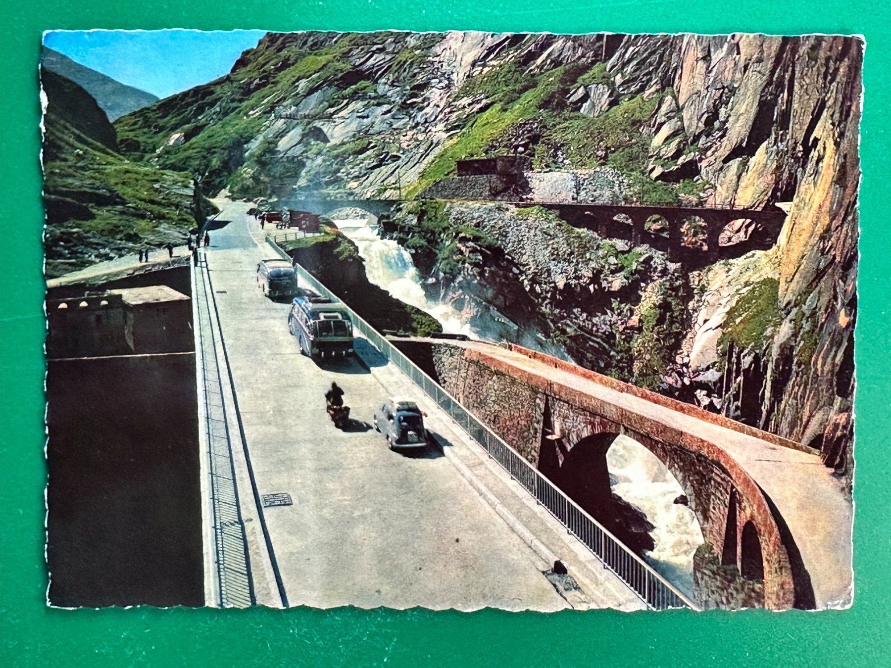 Cartoline postali: Schöllenenschlucht bei Andermatt - Oldtimerbusse – Usato da Steg VS venduto da danwer74