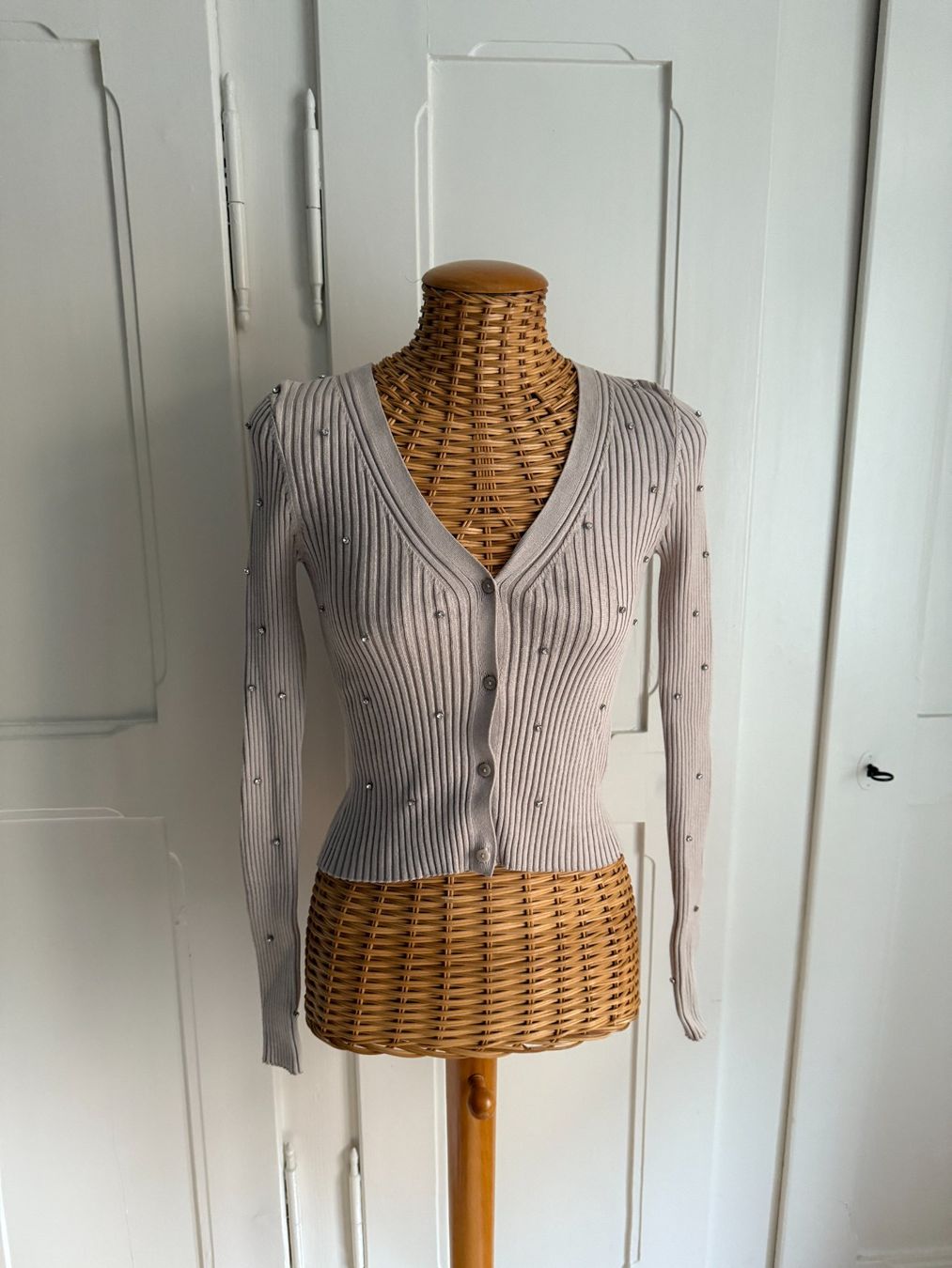 H&M Jacken: Cardigan Strickjacke greige mit Strass XS – Gebraucht aus Zürich von Diazaio