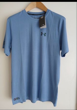 T-shirt Under Armour bleu clair taille L avec étiquette