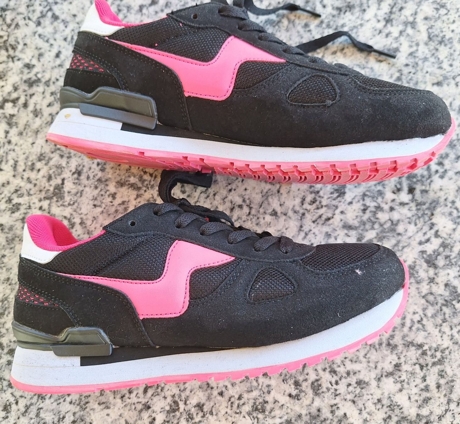 Scarpe da donna: Damen Sneakers, schwarz/pink, Gr. 37 – Usato da Herisau venduto da Toscanini_w