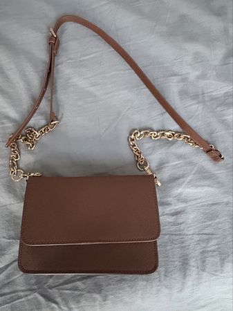 Borsa a tracolla marrone con catena dorata, nuova