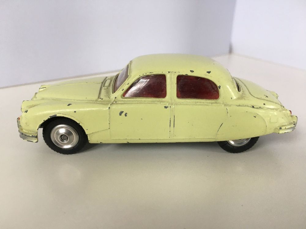 Miniature CORGY TOYS Jaguar E Type 2+2 1/43 rouge Très bon état - Collection