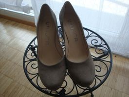 Veloursleder Pumps Farbe zwischen hellgrau und beige