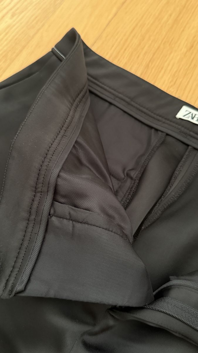 Zara Pantaloni: Zara Black Flared Thick Satin Trousers - Size M – Nuovo (secondo la descrizione) da Zürich venduto da ana_782l 2