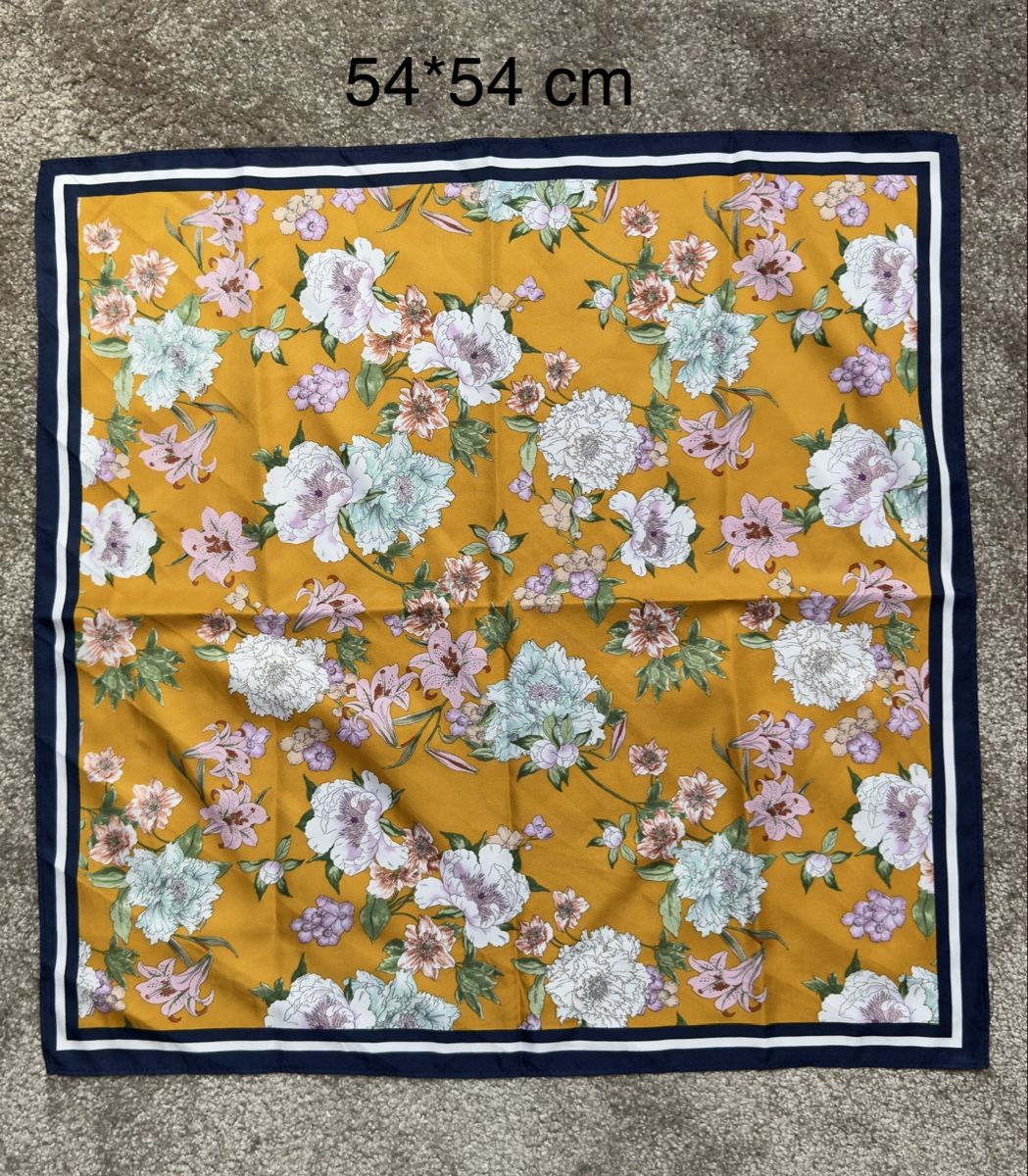 Foulard & Sciarpe: Foulard Carré Halstuch Fleuri 54x54 – Usato da Vuippens venduto da Anna_as