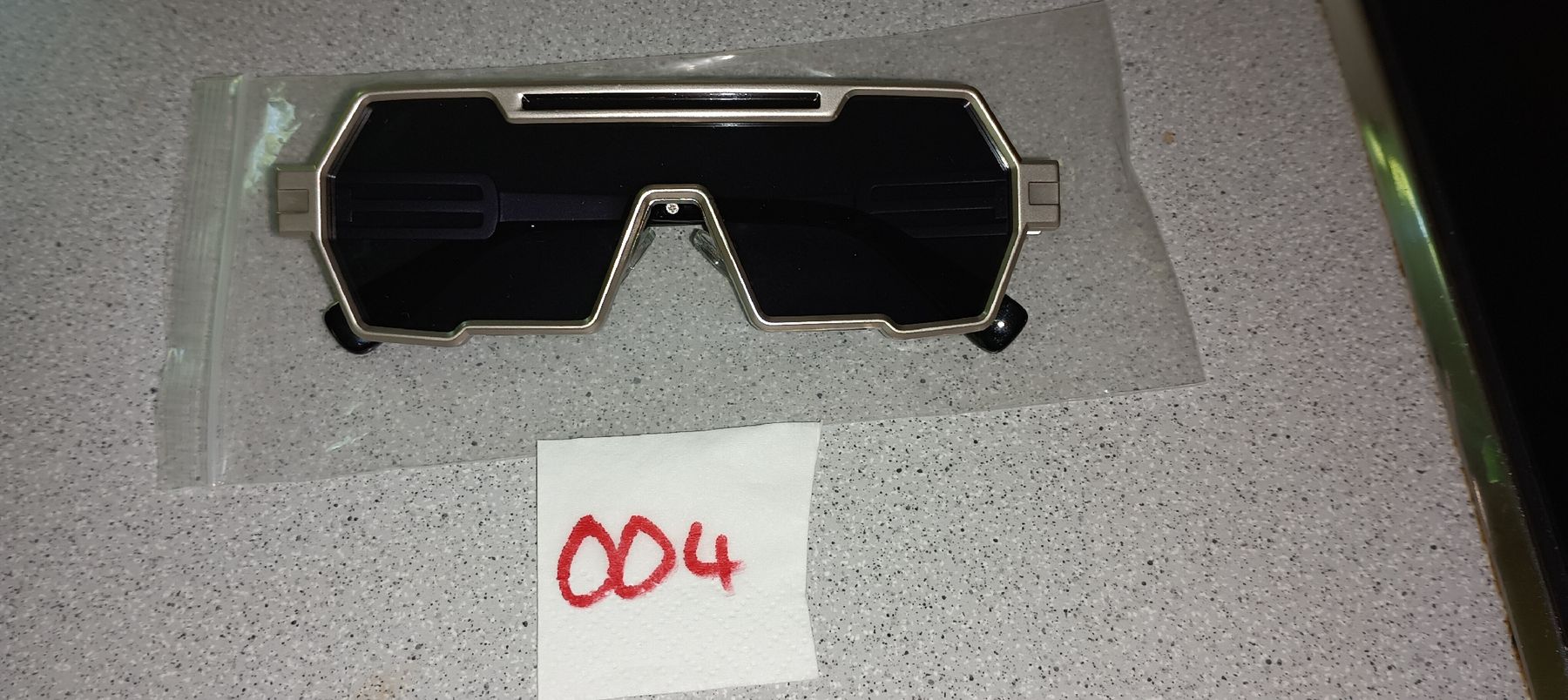 Occhiali & Lenti: Futuristische Sonnenbrille mit Silberrahmen,Gläser schwarz – Nuovo (secondo la descrizione) da Basel venduto da kim_872m 3