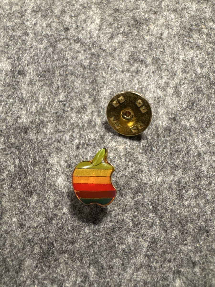 Placchette & Badge: Pin Apple Logo Regenbogen Design goldfarben – Usato da Eglisau venduto da sadawake