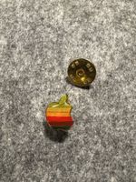 Pin Apple Logo Regenbogen Design goldfarben