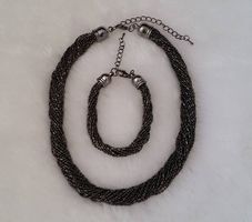 Kette und Armband aus Metall