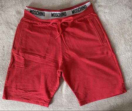 Pantaloncini Moschino rossi con logo, ottime condizioni