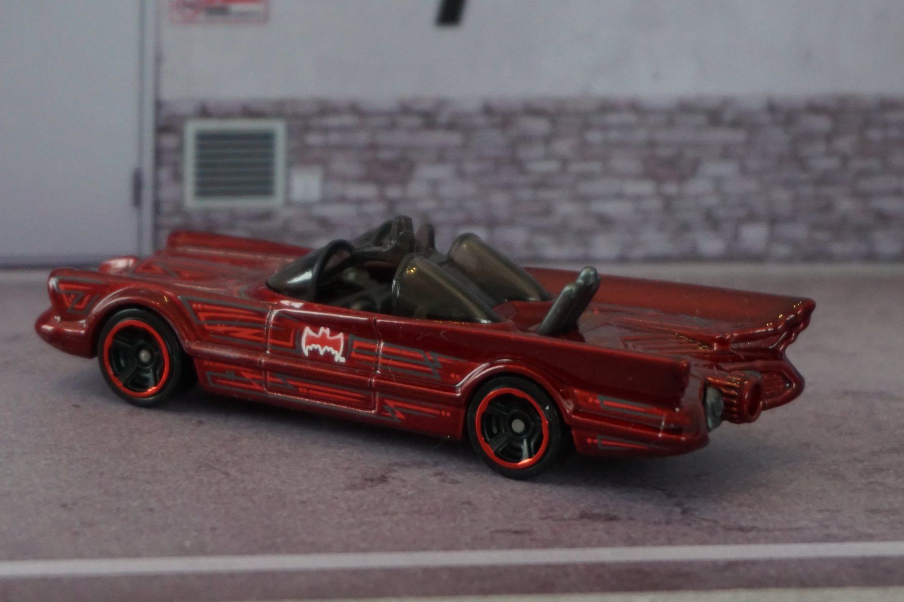 Hot Wheels Modellini d'auto: HotWheels Batmobil Rot COOL !!!!!!!!!!!!!!!!!!!!!!! – Usato da Reiden venduto da Doppeldecker69 1