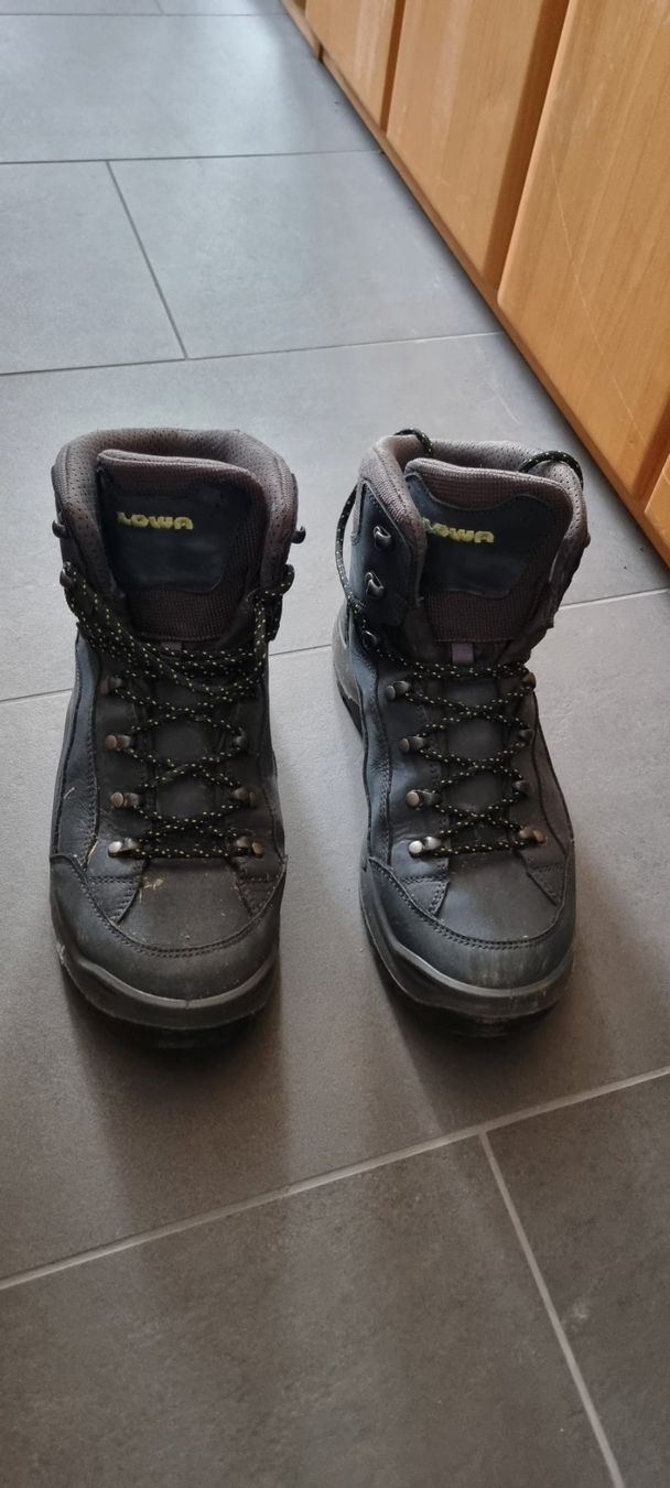Lowa Herrenschuhe: LOWA Wanderschuh – Gebraucht aus Mädris-Vermol von lillie81