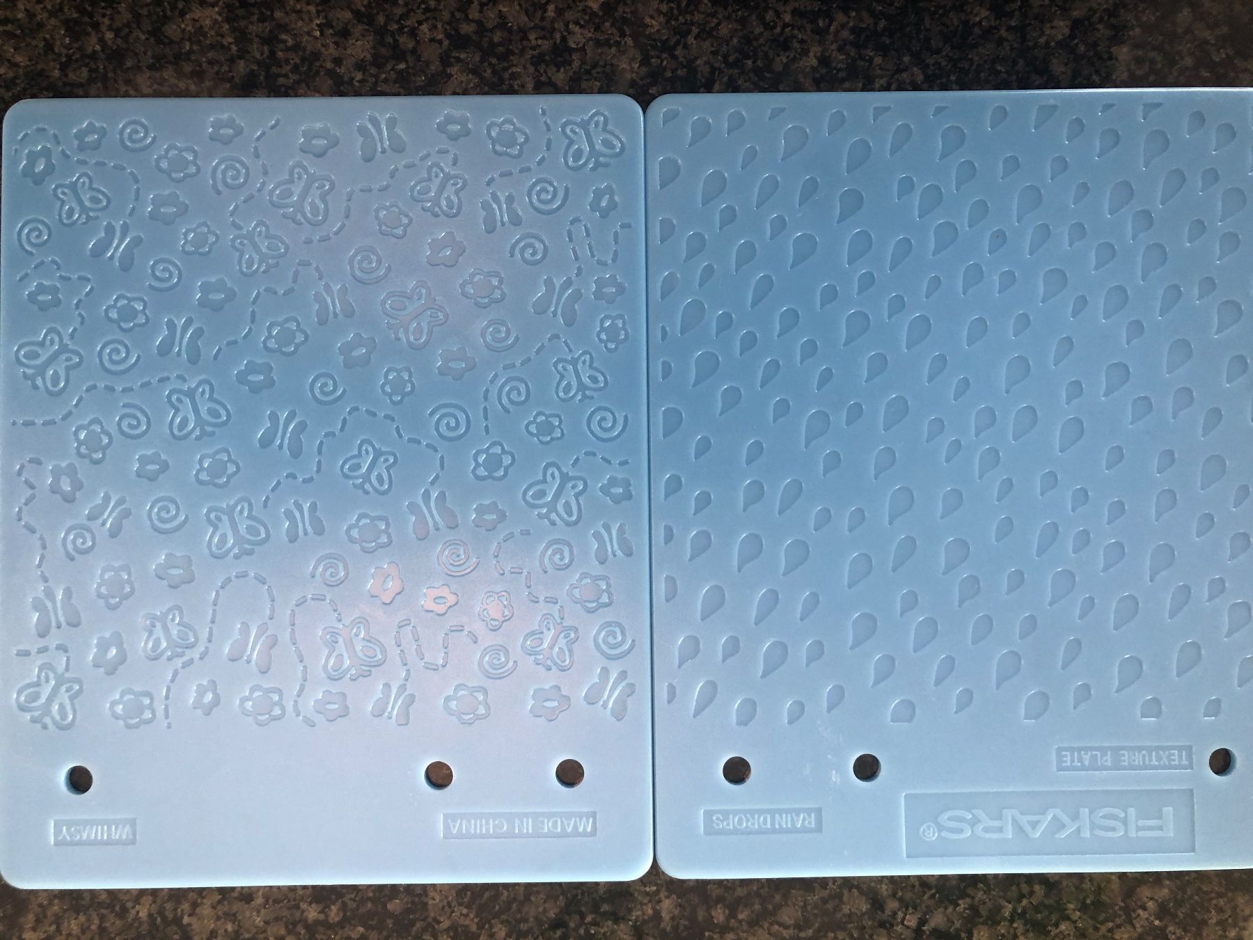 Piatti di portata: 2 FISKARS Prägeplatten mit 4 Muster – Nuovo (secondo la descrizione) da Madetswil venduto da Biker100 4