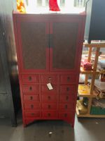 Roter Apothekerschrank Rattan | LIQUIDATIONSVERKAUF
