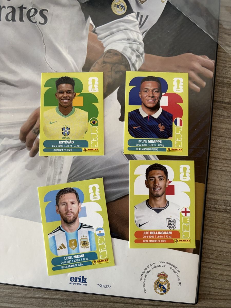 Panini Carte collezionabili: 4 Panini WM 2026 Messi Mbappe Bellingham Estevao – Nuovo e nell'imballaggio originale da Wünnewil venduto da VinRa