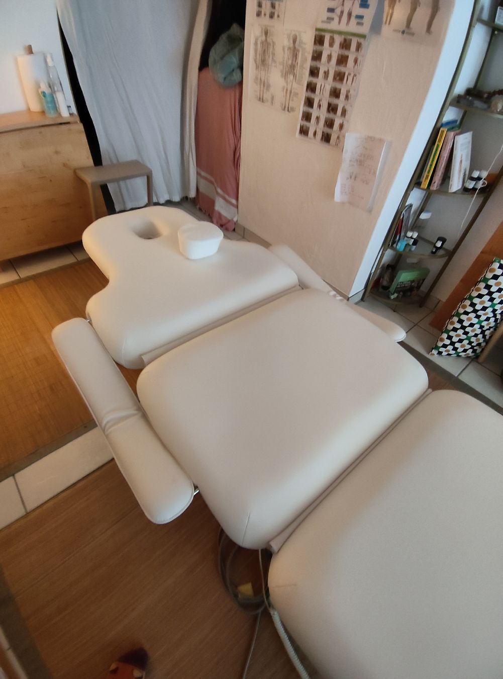Sonstige Körperpflege: table de massage électrique  – Gebraucht aus Avenches von syl_2fv6 6