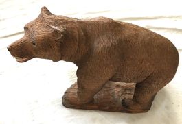 Handgeschnitzter Holzbär aus dem Wallis (2002) / Skulptur