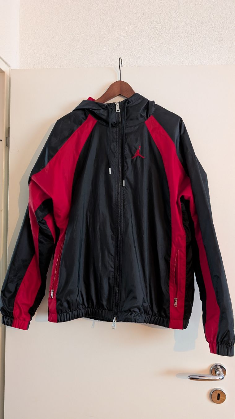 Jordan Giacche: Nike · Jordan Essential Woven Trainingsjacke – Usato da Basel venduto da Ragnar53