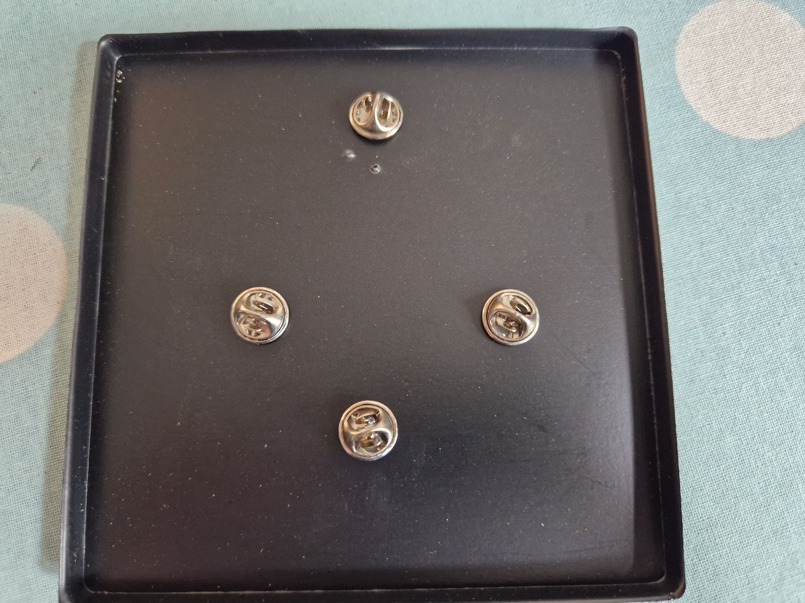 Nestlé Placchette & Badge: Pins Nestle serie limité – Usato da Undervelier venduto da Tufitufi7 6