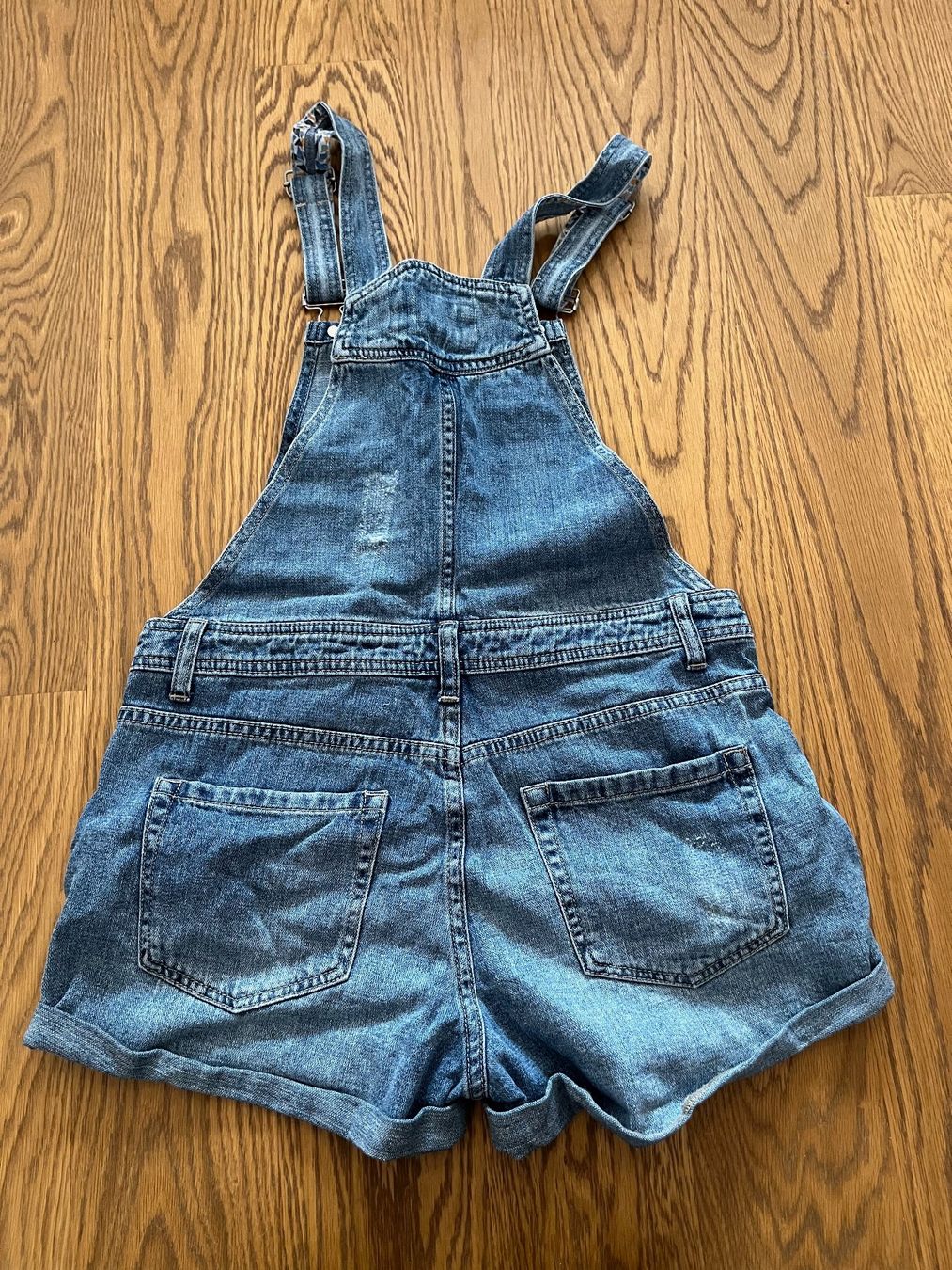 Jeans: kurze Latzhose Jeans Gr 36 – Neuf (Voir description) à Zürich par car_cr6w 1