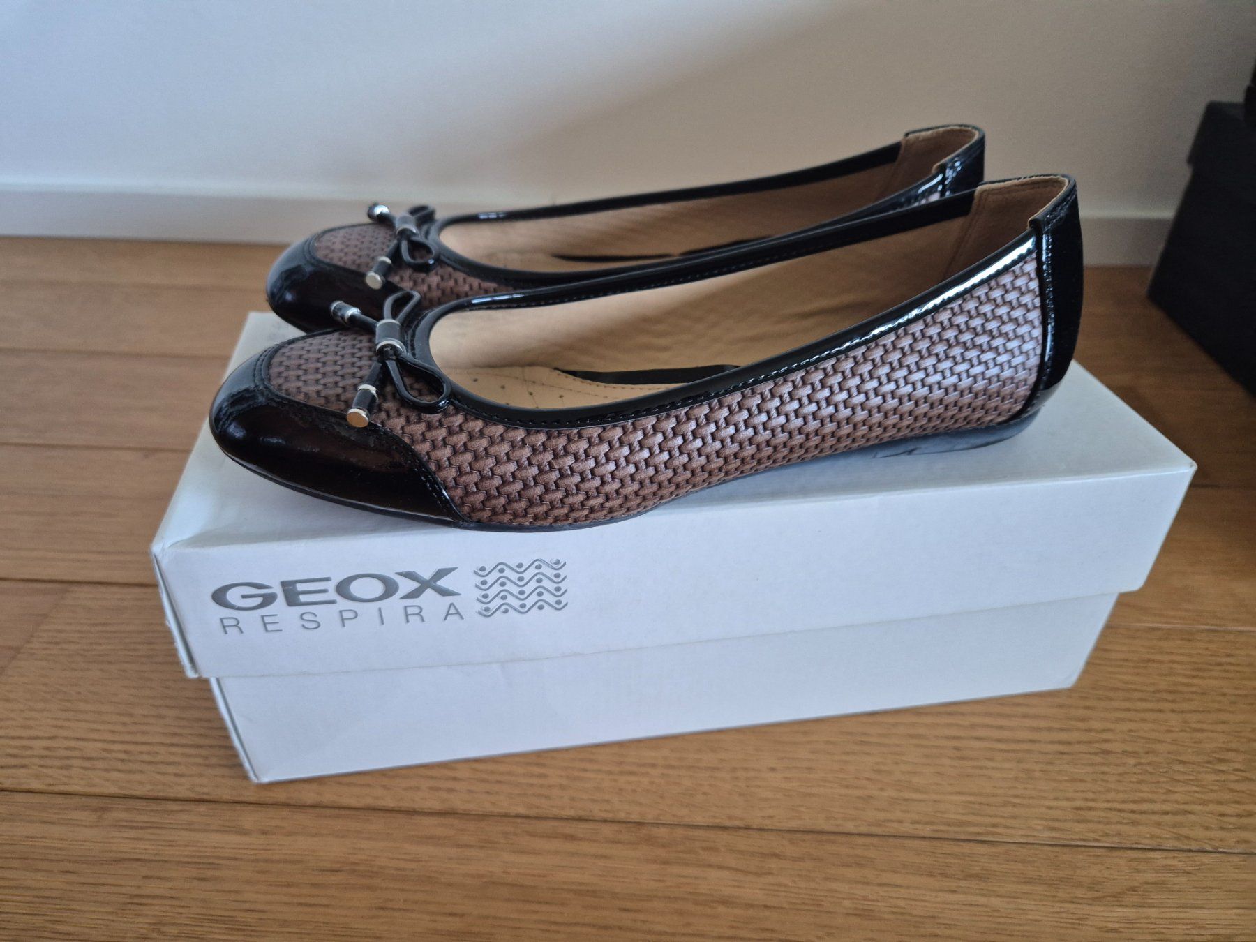 Geox Scarpe da donna: Ballerines GEOX taille 38 - neuves – Nuovo (secondo la descrizione) da Genève venduto da Talhinho 1