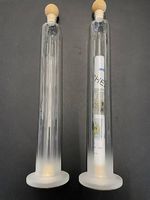 Schnapsflasche aus Glas, mit Finger 