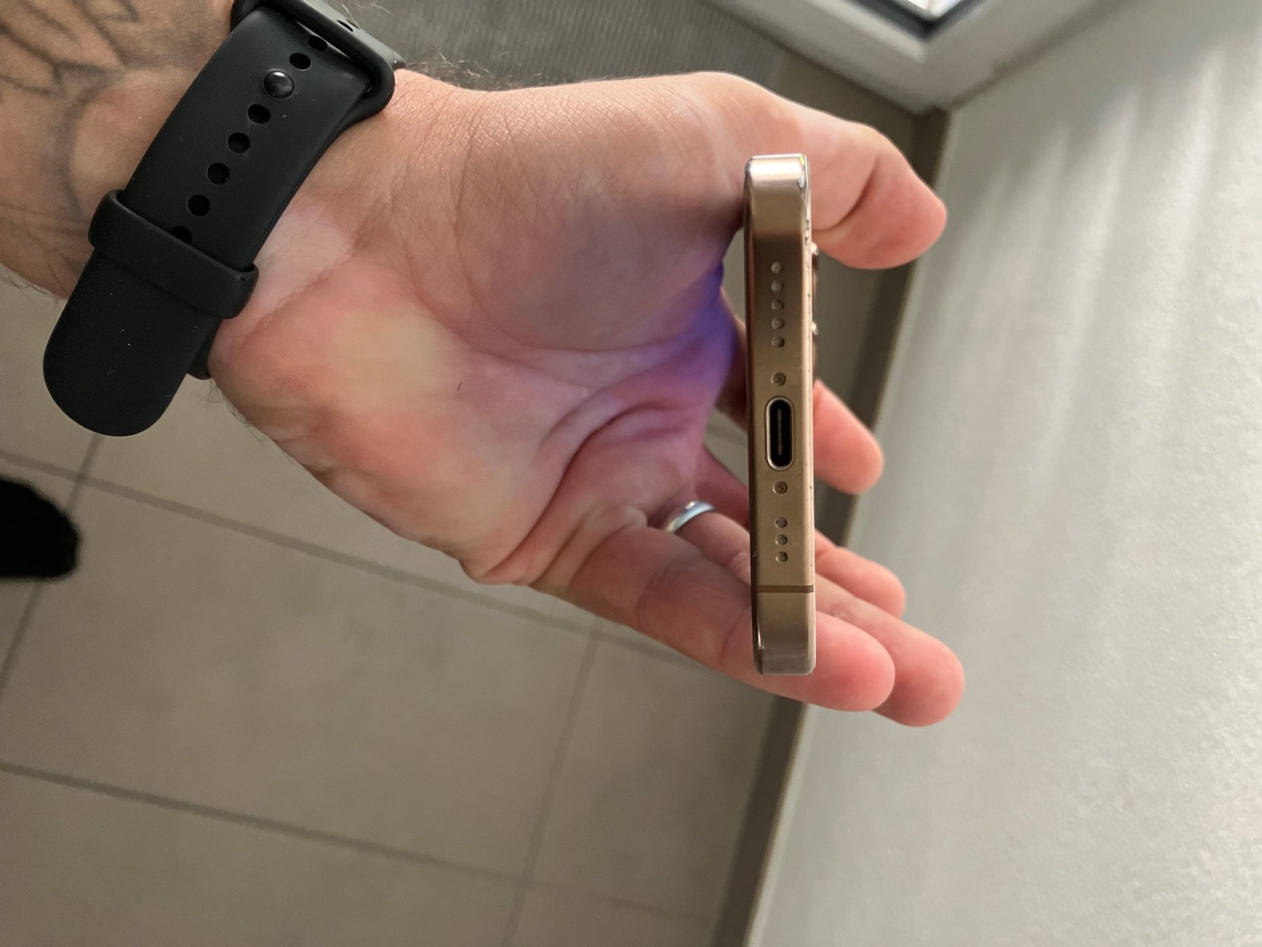 Apple Telefoni cellulari / Smartphones: iPhone 16 Pro Gold 128gb – Usato da Muraz (Collombey) venduto da Tiagoveiga20 5