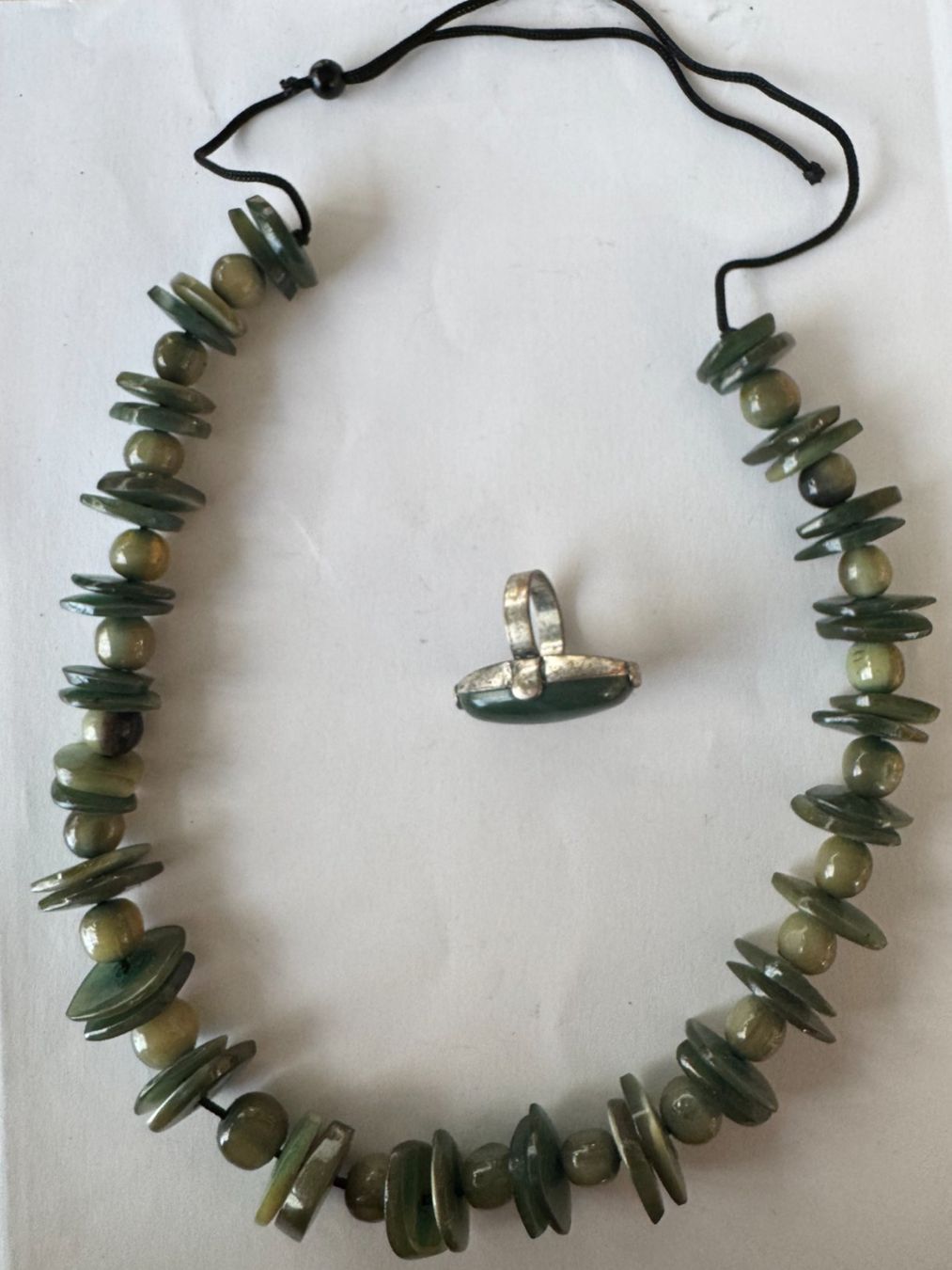 Sonstiger Schmuck: Lot collier et bague verts – Gebraucht aus Lausanne von PlusValue_Lausanne