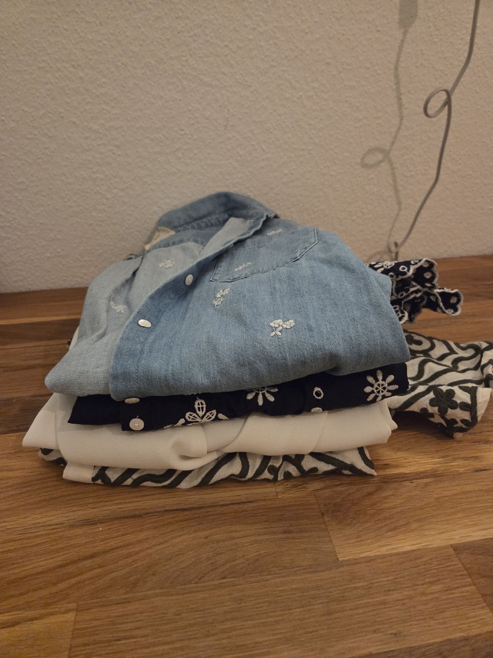 Sezane Lotti di vestiti: 4 Sezane Kleidungsstücke – Usato da Zürich venduto da PatriciaAnna