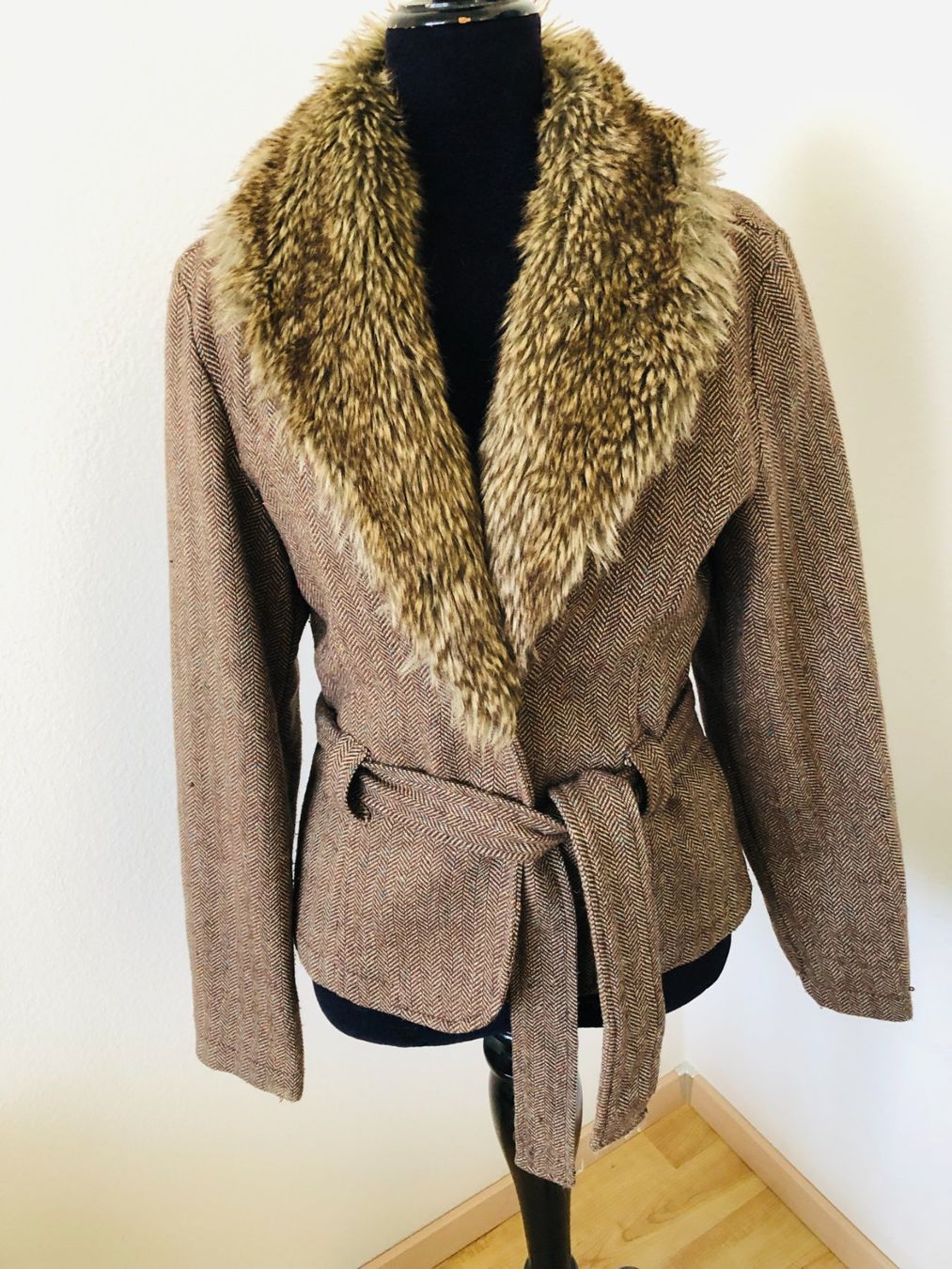 Giacche: Schicke Winterjacke, Gr. M, mit Kunstfellkragen – Usato da Arlesheim venduto da OmnIa55