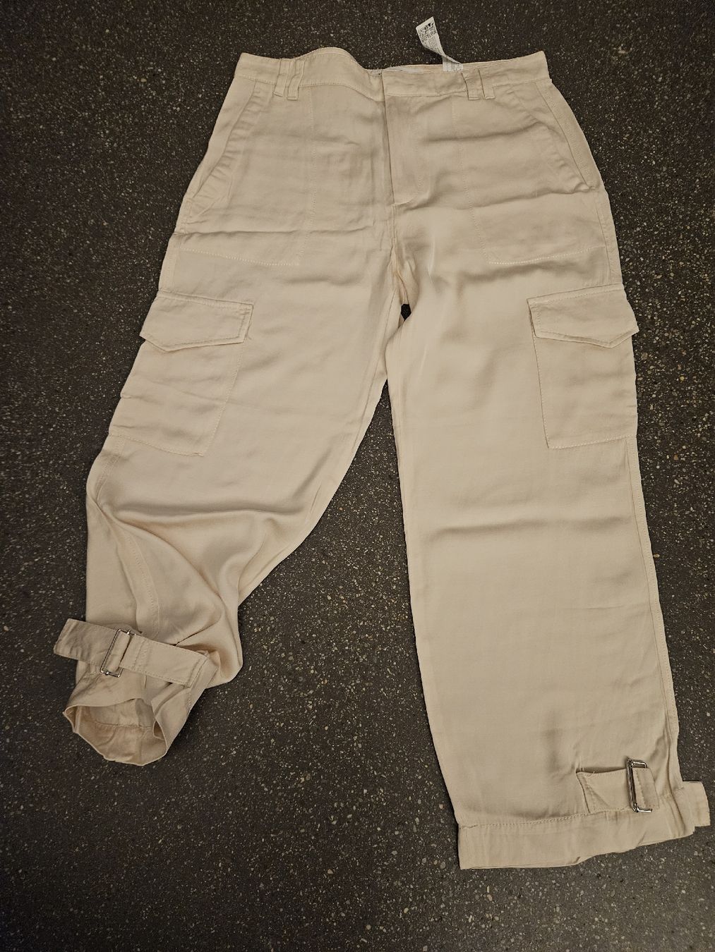 Zara Pantaloni: Zara Hose, Beige, Grösse M – Nuovo (secondo la descrizione) da Anwil venduto da tamoos