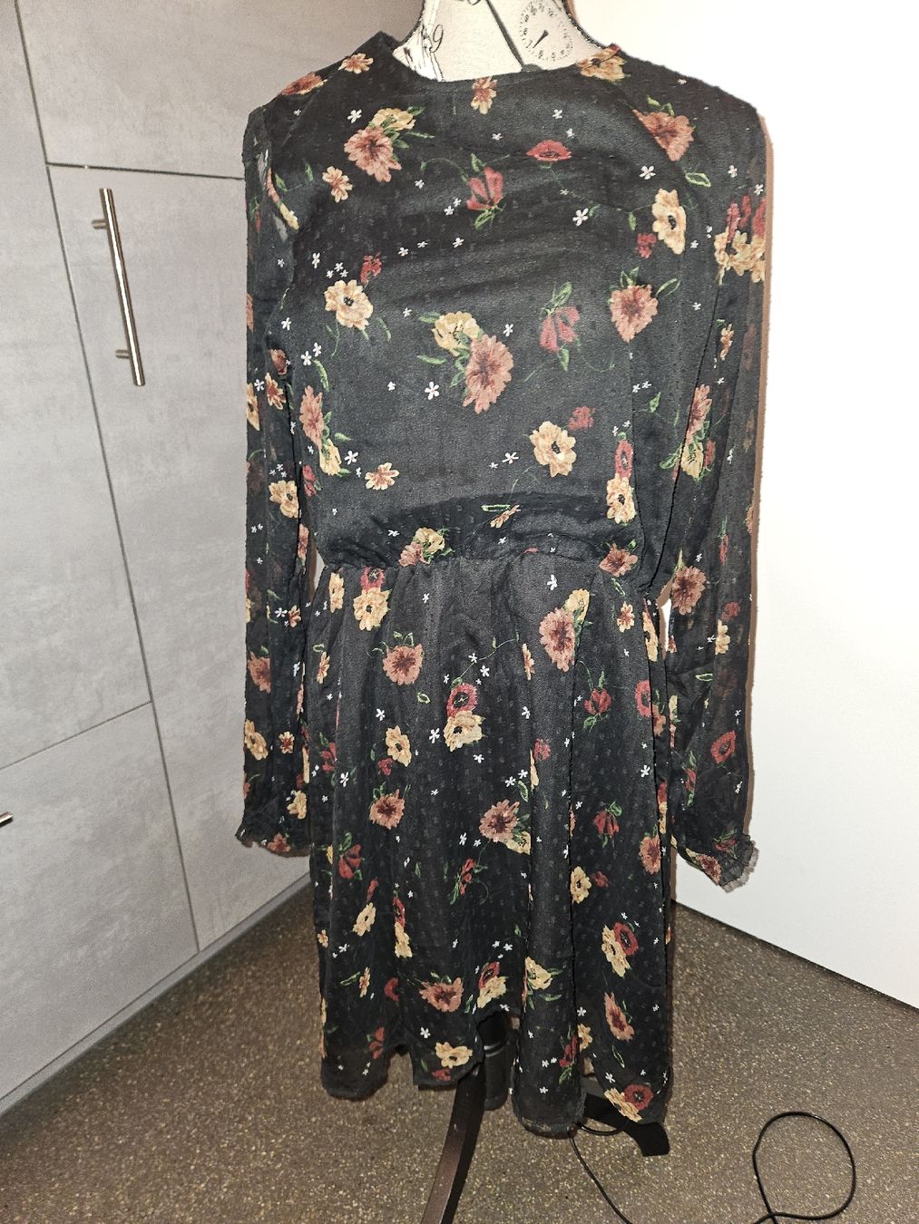 Only Vestiti: Only Kleid, Grösse L, Blumenmuster schwarz – Nuovo (secondo la descrizione) da Anwil venduto da tamoos