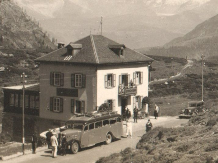 Cartoline postali: SIMPLON Pass: Hotel Simplon-Blick & Oldtimer, Foto-AK 1949 – Usato da Engelburg venduto da Swisscards